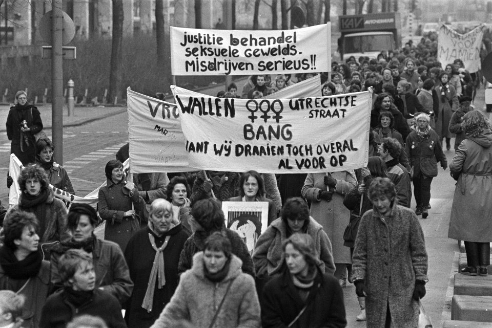 Vrouwen demonstreren tegen beleid Justitie m.b.t. sexueel geweld (Amsterdam), Bestanddeelnr 932-8815