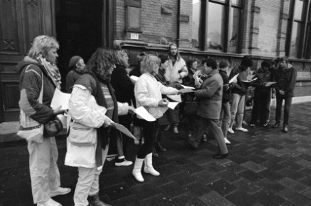 Vrouwen delen voor de rechtbank stencils uit waarin zij aandringen op vrijspraak, Bestanddeelnr 931-8077