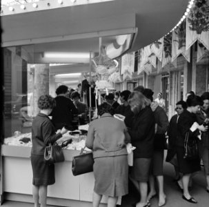 Vrouwen bij een lingeriestand van warenhuis Printemps, aan de Boulevard Haussman, Bestanddeelnr 254-0355