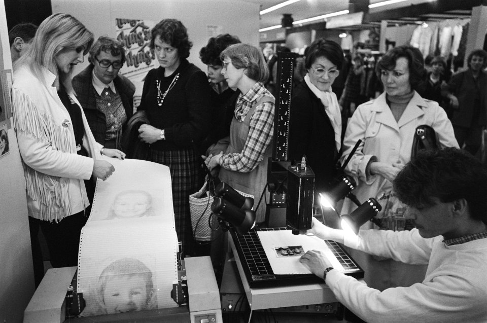 Vrouwen bij een demonstratie van een computer die een foto omzet in een borduurp, Bestanddeelnr 931-3099
