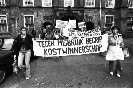 Vrouwen demonstreren op Binnenhof Wij vrouwen eisen werk, Bestanddeelnr 929-9397