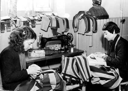 Vrouwen aan het werk in het atelier waar de uniformen worden gemaakt, Bestanddeelnr 191-1311
