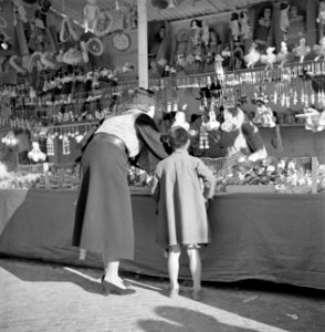Vrouw met kind bij een kraampje op de kerstmarkt gehouden op de Piazza Navona, Bestanddeelnr 191-1180