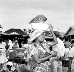 Vrouw op een markt in Paramaribo, Bestanddeelnr 252-4986