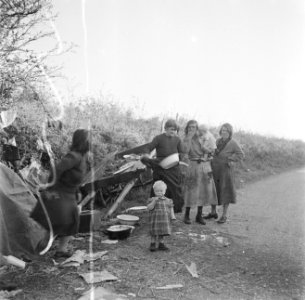 Vrouwen en kinderen bij de gemeenschappelijke kook-en waskeuken, Bestanddeelnr 191-0826 photo