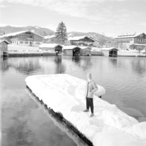 Vrouw op een besneeuwde steiger in de Tegernsee, Bestanddeelnr 254-3786