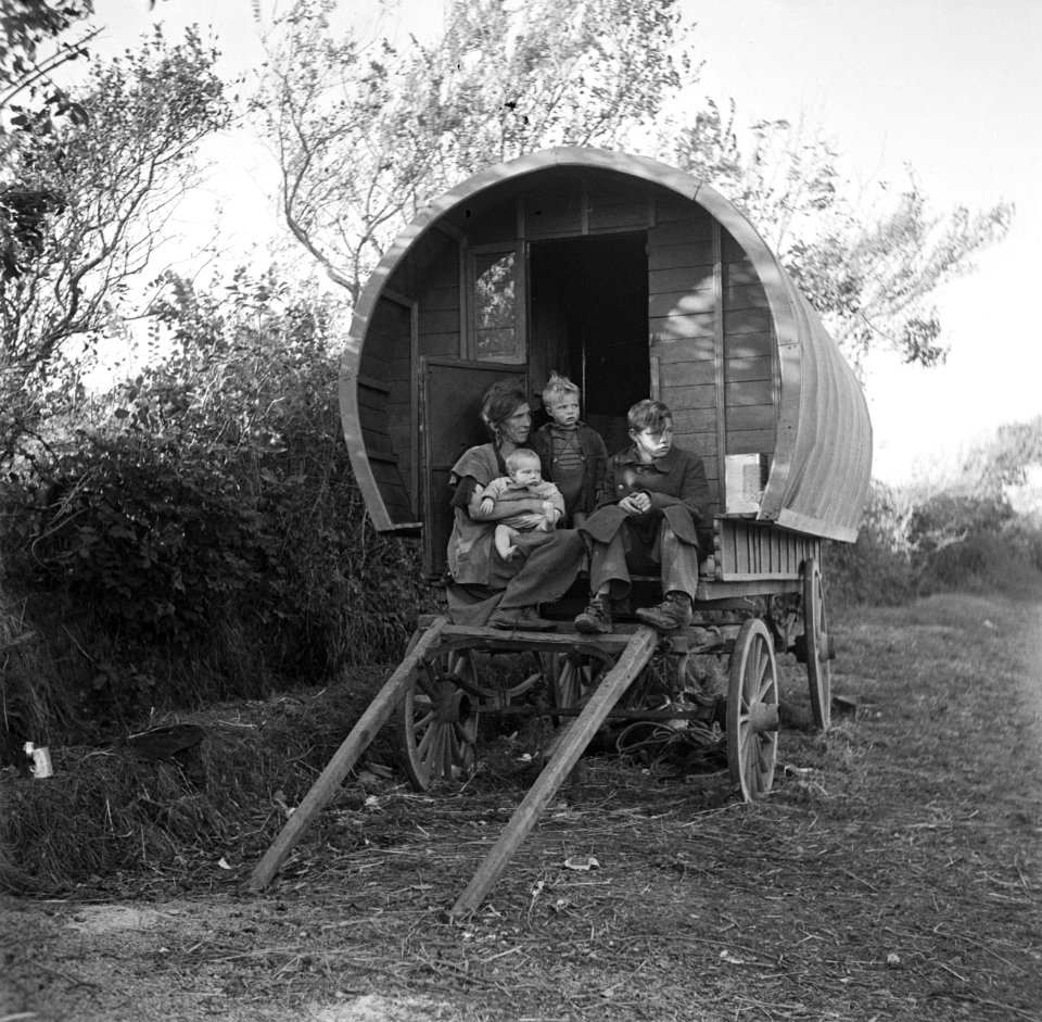 Vrouw met kinderen op de bok van een huifkar, Bestanddeelnr 191-0811