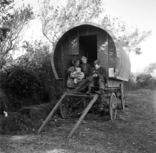 Vrouw met kinderen op de bok van een huifkar, Bestanddeelnr 191-0811