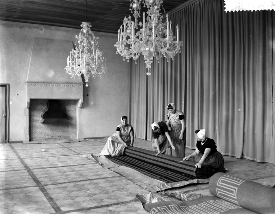 Vrouwen in klederdracht zijn bezig met het inrichten der statenzaal, Bestanddeelnr 911-1685