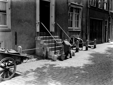 Vrouwen bezig met schoonmaakwerkzaamheden op de Lijnbaansgracht te Amsterdam, Bestanddeelnr 189-0517