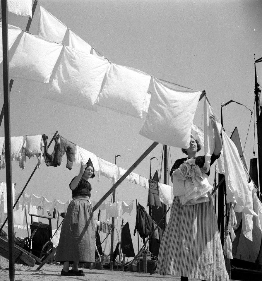 Vrouwen aan de was in Volendam, Bestanddeelnr 904-0054