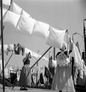 Vrouwen aan de was in Volendam, Bestanddeelnr 904-0054