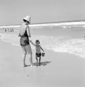 Vrouw met kind aan het strand, Bestanddeelnr 255-2916