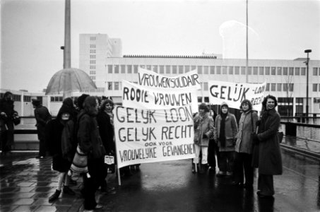 Vrouwen demonstreren bij Bijlmerbajes, Bestanddeelnr 929-6110
