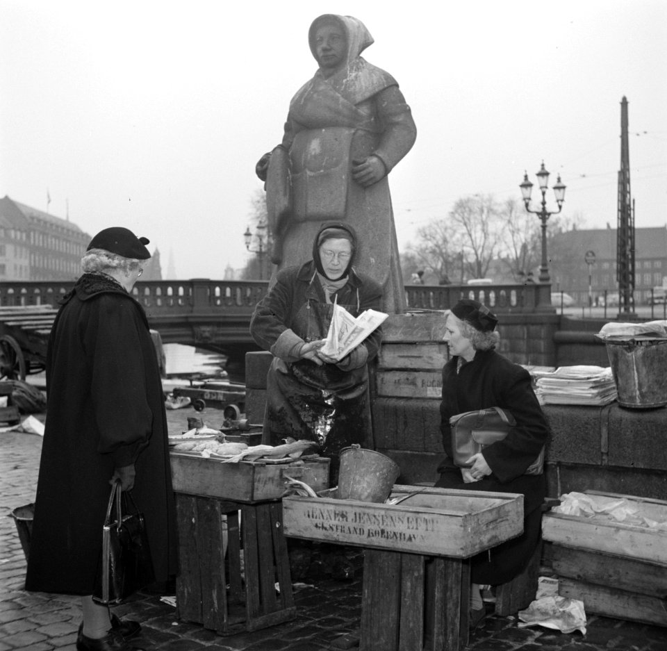Vrouwen bij hun koopwaar op de vismarkt in Kopenhagen met op de achtergrond een , Bestanddeelnr 252-8836