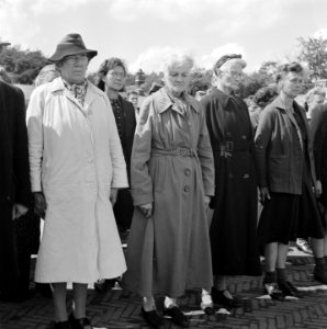 Vrouwen staan aangetreden op een appelplaats, Bestanddeelnr 900-4808