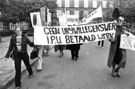 Vrouwen demonstreren op Binnenhof Wij vrouwen eisen werk, Bestanddeelnr 929-9398