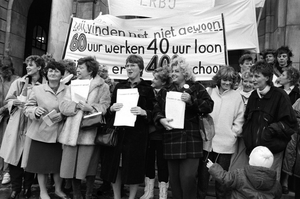 Vrouwen van brandweerlieden demonstreren voor stadhuis Rotterdam voor meer loon, Bestanddeelnr 933-4770