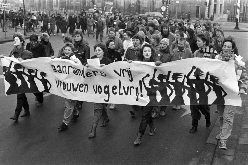 Vrouwen demonstreren tegen beleid Justitie m.b.t. sexueel geweld (Amsterdam), Bestanddeelnr 932-8817