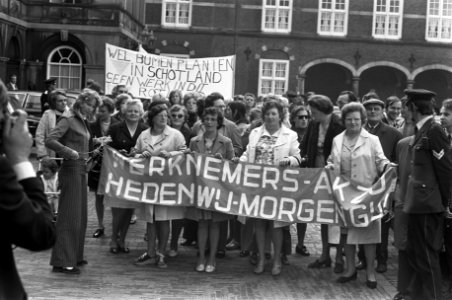 Vrouwen demonstreren op Binnenhof uit solidariteit met bezetters van ENKA uit Br, Bestanddeelnr 925-8953