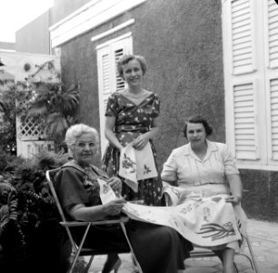 Vrouwen van Curaçao met de lunchset die ze als geschenk voor de koningin gebordu, Bestanddeelnr 252-3358