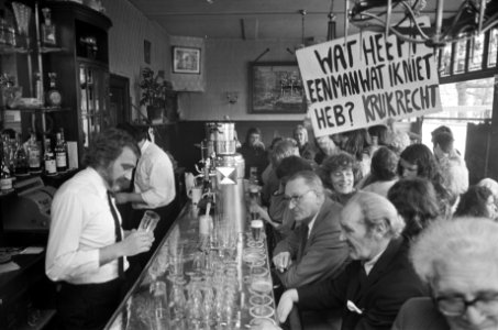 Vrouwen bezetten Cafe Mulder in Amsterdam omdat zij niet aan de bar mogen zitten, Bestanddeelnr 926-3440