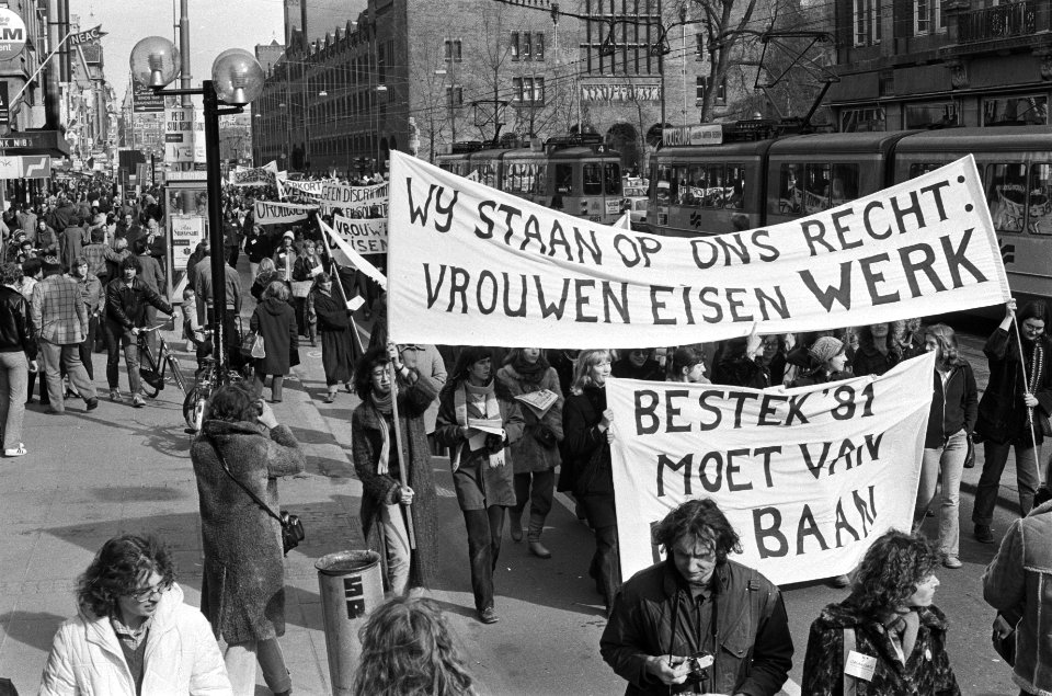 Vrouwen demonstreren in Amsterdam onder motto Vrouwen eisen werk . Op een van , Bestanddeelnr 930-1646