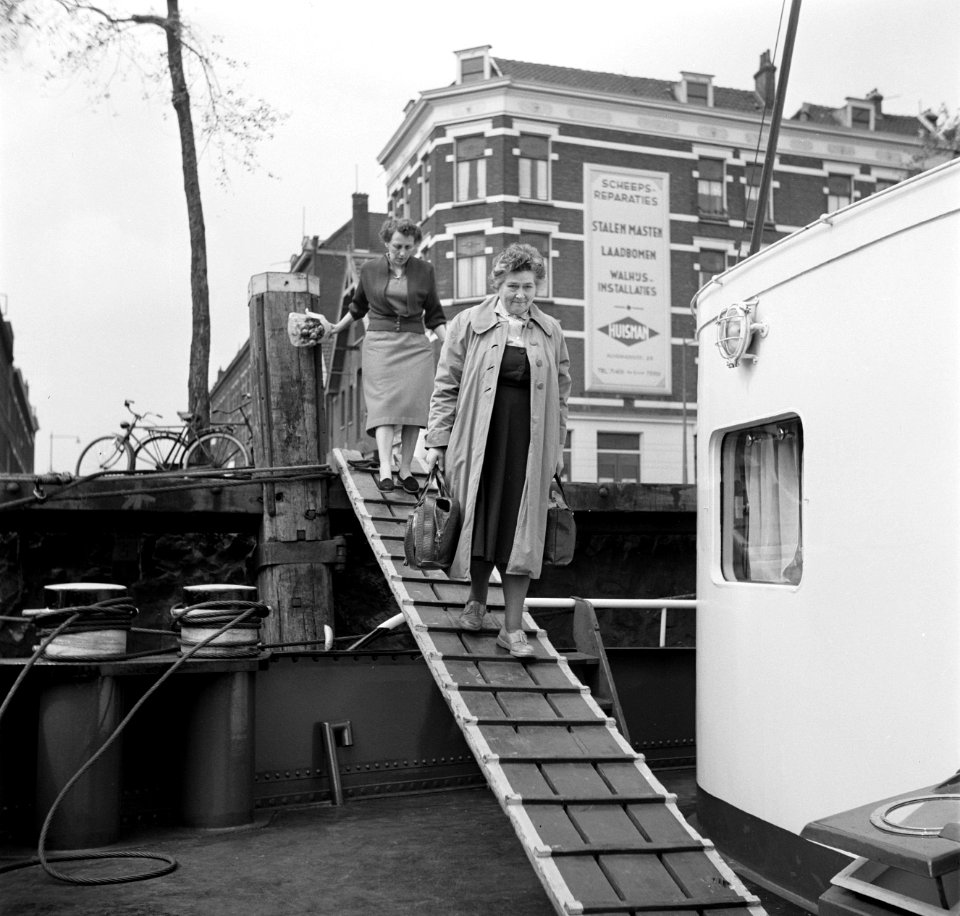 Vrouwen komen via de loopplank met hun inkopen aan boord, Bestanddeelnr 254-1495