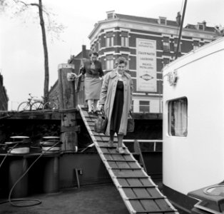 Vrouwen komen via de loopplank met hun inkopen aan boord, Bestanddeelnr 254-1495