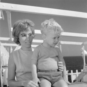 Vrouw met kind aan boord van een schip, Bestanddeelnr 255-4960