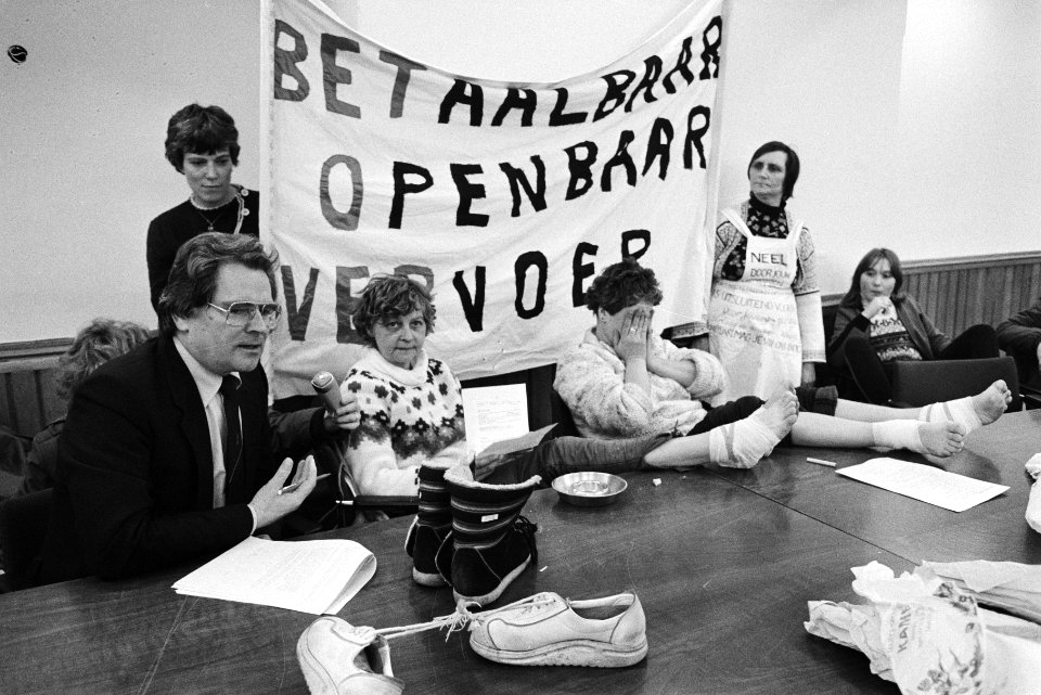 Vrouwen met de benen en een paar schoenen op tafel bij staatssecretaris De Graaf, Bestanddeelnr 932-5101