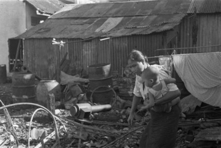 Vrouw met kind tussen het puin, Bestanddeelnr 125A-5-3