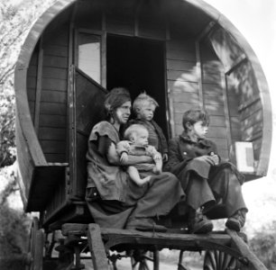 Vrouw met kinderen op de bok van een huifkar, Bestanddeelnr 191-0812