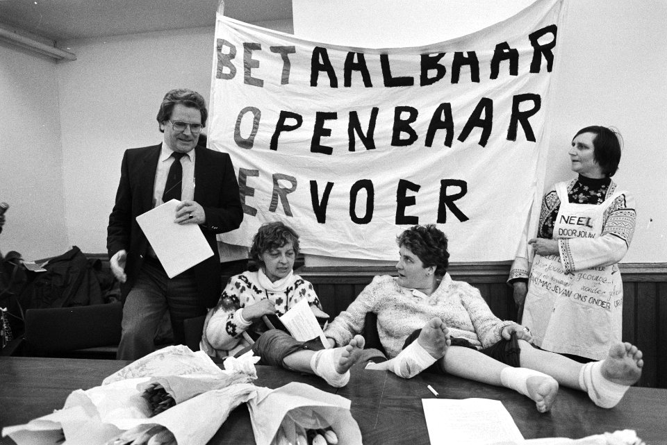 Vrouwen met de benen en een paar schoenen op tafel bij staatssecretaris De Graaf, Bestanddeelnr 932-5102