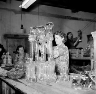 Vrouwen bezig met het tentoonstellen van de glazen voorwerpen, Bestanddeelnr 252-8917
