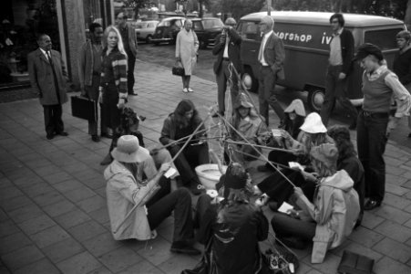 Vrouwelijke studenten vissen in WC-pot in Leidsestraat als ontgroening, Bestanddeelnr 925-8329