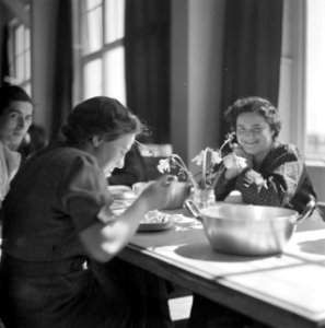 Vrouwen aan de maaltijd in het Joodse werkdorp in de Wieringermeer, Bestanddeelnr 254-4904