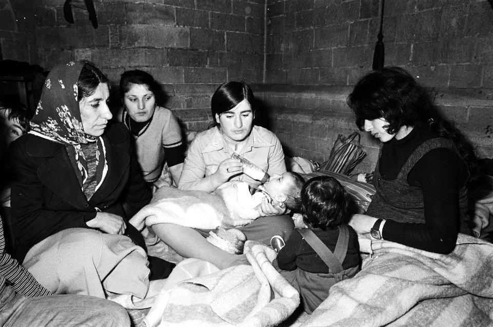 Vrouwen en kinderen in de kathedraal, Bestanddeelnr 930-2200