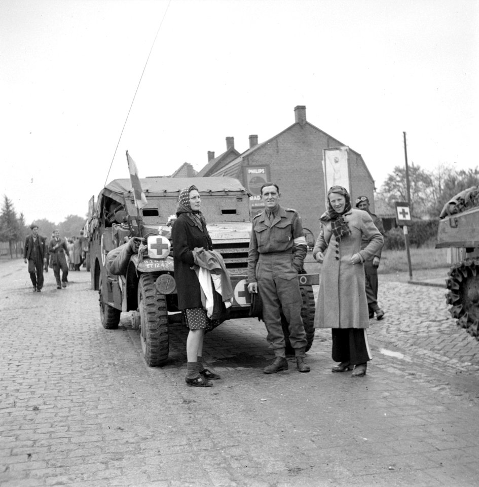 Vrouwen poserend met een militair bij de bevrijding van Aalst, vermoedelijk met , Bestanddeelnr 255-9189