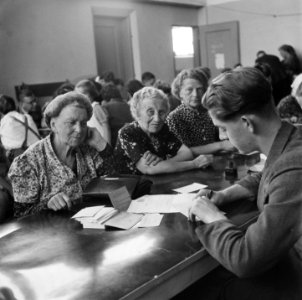 Vrouwen en kinderen worden geregistreerd, Bestanddeelnr 900-4493