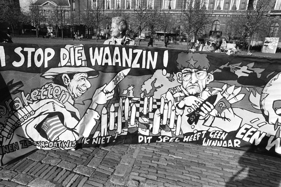 Vrouwen tegen kernwapens met een spandoek op Het Plein in Den Haag, Bestanddeelnr 932-7482