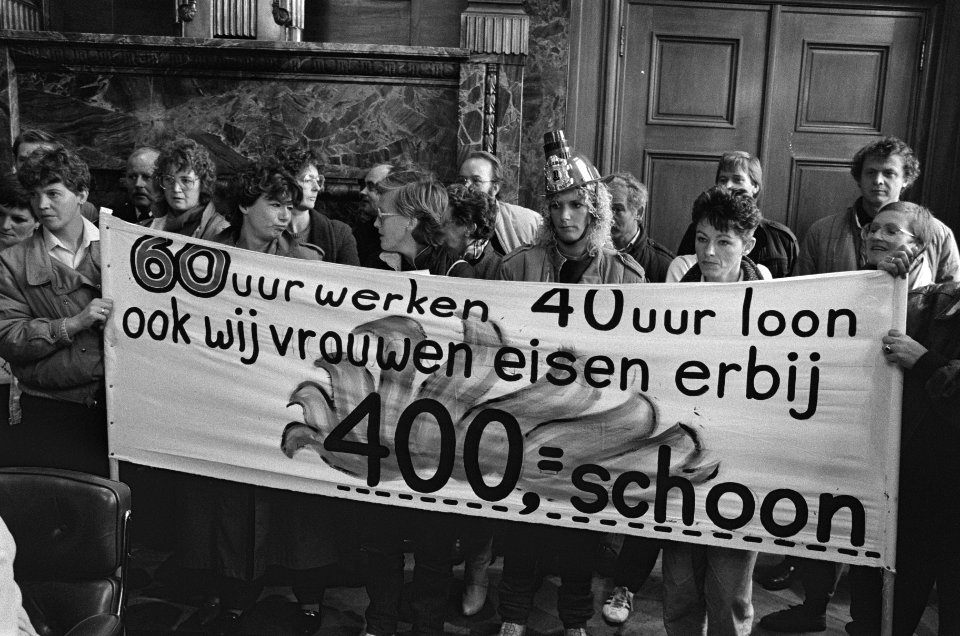 Vrouwen van brandweerlieden demonstreren voor stadhuis Rotterdam voor meer loon, Bestanddeelnr 933-4771