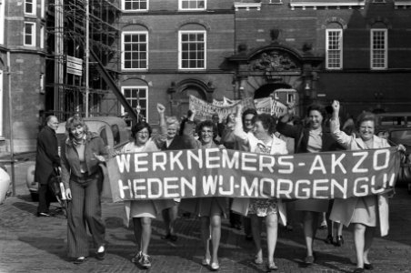 Vrouwen demonstreren op Binnenhof uit solidariteit met bezetters van ENKA uit Br, Bestanddeelnr 925-8952