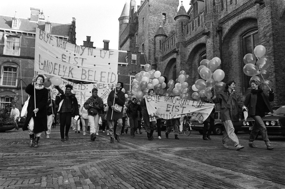 Vrouwen van Blijf van m'n lijfhuizen demonstreren in Den Haag tegen decentrali, Bestanddeelnr 933-4756