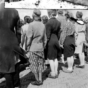 Vrouwen staan aangetreden op een appelplaats, Bestanddeelnr 900-4809