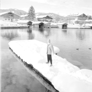 Vrouw op een besneeuwde steiger in de Tegernsee, Bestanddeelnr 254-3787