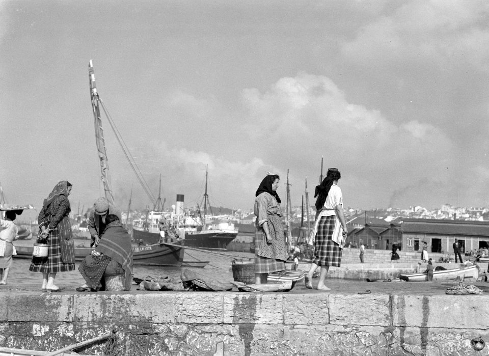 Vrouwen op een pier in de vissershaven van Lissabon, Bestanddeelnr 191-0207