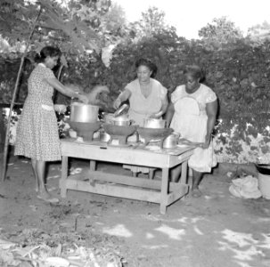 Vrouwen aan het koken in Paramaribo, Bestanddeelnr 252-2293