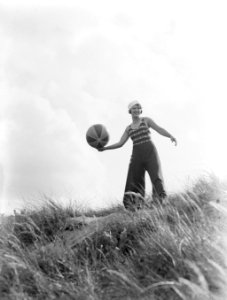 Vrouw op het duin in Scheveningen, Bestanddeelnr 189-0679