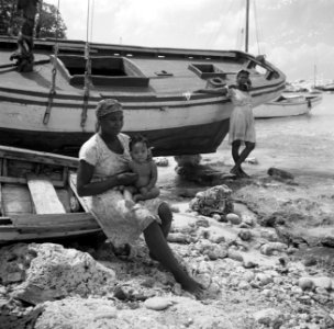 Vrouw met kind aan de Sint Michielsbaai aan de Zuidkust van Curaçao, Bestanddeelnr 252-7513